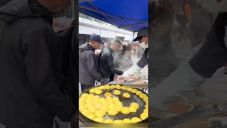 The four-sided pancakes he cooked are very popular in the morning market!