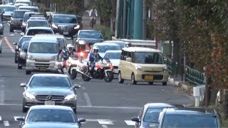 ２台の白バイの目の前で身勝手で大胆な違反した車が交通機動隊に検挙される瞬間