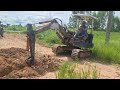 หาดูยากรถขุดเล็กคูโบรวมกับคนขับร้อยกว่าปีขุดวางท่อประปาหมู่บ้าน excavator