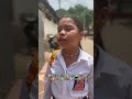 shadia ayuda a su amiga a entrar al colegio 🏫