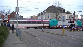 Spoorwegovergang Roosendaal // Dutch railroad crossing