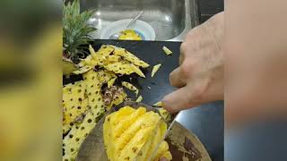 How to cut a pineapple...切黄梨的方法。