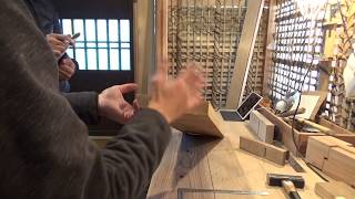 宮大工が職人技で教える初心者のためのねじれた板の水平面の出し方動画　How to make wood planks flat