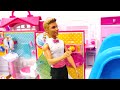 barbie ve ken banyo eşyalarını yerleştiriyorlar. kukla oyunu