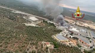 Incendio in un'azienda di trattamento rifiuti tra Bitonto e Palo del Colle (Bari) video dei Vf