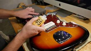 Squier Vintage Modified Jazzmaster Fitting New Strings