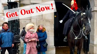 LAST WARNING ‼️ King’s Guard LOSES Her Patience With these ignorant Tourists 🤬😡