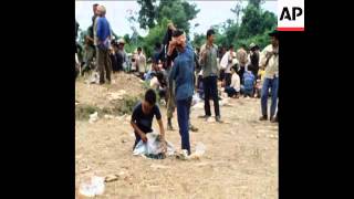 UPITN 25 10 79 REFUGEE TRADERS WORKING IN PHNOM PENH