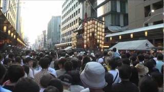 京都祇園祭　2011　宵山　7月16日午後6時頃　四条通(長刀鉾)の様子