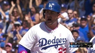 SF@LAD: Gonzalez hits an RBI single to take the lead