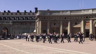 04  Vaktparaden anländer slottsgården / Changing of the Royal Guard