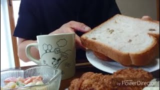 『家のご飯』くるみパン＆メンチカツ（日曜日のランチ)