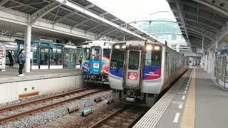 2000系特急うずしお６号(3B)5006D 瀬戸大橋アンパンマントロッコ号  8176D(㌔186-2)高松駅同時発車