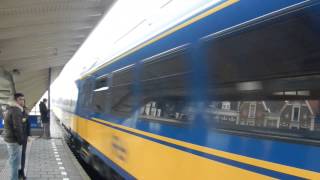 NMBS Traxx 2832 met Intercity Brussel komt door Delft met een tyfoon