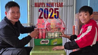 Happy New Year 2025, the kind man brought gifts to Bac to celebrate the new year 2025 together.