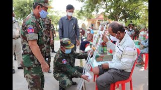 ប្រធានសមាគមអតីតយុទ្ធជនកម្ពុជាខេត្តកំពង់ធំផ្តល់អំណោយជូនគ្រួសារអតីតយុទ្ធជនដែលមានជីវភាព