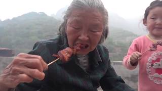 孙媳妇做的烤肉，奶奶满口咬着，太香了