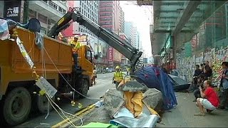 Hong Kong'da göstericilerin çadırlarına polis müdahalesi