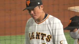 東京ドームで知り合いに手を振る坂本勇人