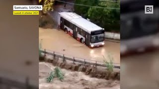 Savona, l'autobus resta bloccato per la piena del fiume