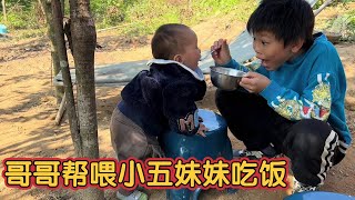 妈妈忙着煮饭做家务，哥哥帮喂小五妹妹吃，孩子爸爸一天到晚不见人影！【三妹铭凯】