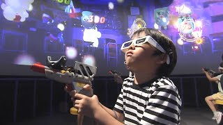 夜の小学校に出るオバケ倒すシューティングアトラクション　映えるひまわりかき氷も