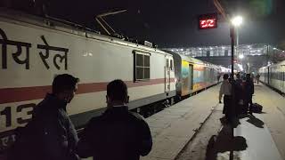 train no. 04131 prayagraj-udhampur superfast express arriving at kanpur city