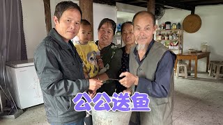 公公的摩托车半天都打不响，气得他直跺脚，叔叔不小心被火烧眉毛