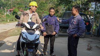 The director came to Mr. Chuc's house to introduce Manh to his new job