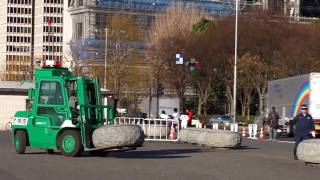 警視庁フォークリフト。Police set up car stop prevent invasion to the Imperial Palace.