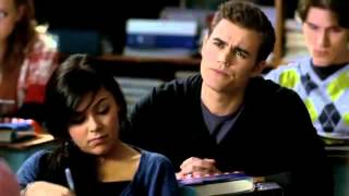 TVD 1X01 Stefan Elena go to the Grill to meet her friends  Every one in history class