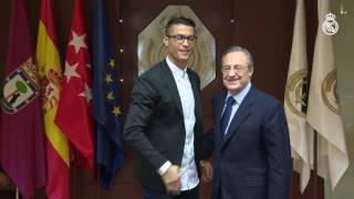 Cristiano Ronaldo signs his contract extension with Real Madrid!