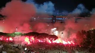 Napoli, fiaccolata all'esterno del San Paolo per Maradona