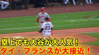 塁上で大谷と話したい敵選手！【現地映像】