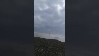 მე და ჩემი კარგი მეგობარი გორაკზე ავდივართ