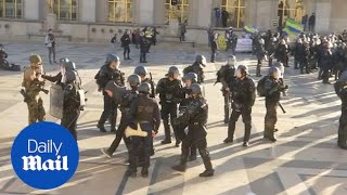 Yellow vest protesters clash with police in 20th round of protest