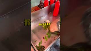 东北街头10块一份的烤肉拌饭！嘎嘎香！！【橘子爱美食】#探店 #小吃 #美食vlog #烤肉拌饭 #吃播