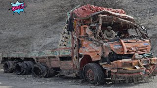 Tube Burst on Dangerous Hill Road! 😱 Loaded Truck Overturned – Incredible Pakistani Mechanic Skills