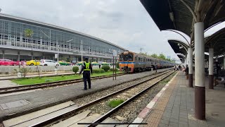 รถไฟดีเซลรางขบวน 211 กรุงเทพ-ตะพานหิน จอดสถานีบางซื่อ