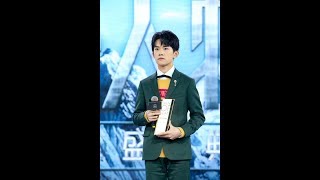 【TFBOYS易烊千玺】171208巅峰人物盛典 大佬荣获《芭莎男士》年度吸引力明星奖项 【Jackson Yee】