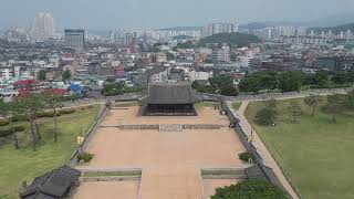 수원화성 수원행궁 방화수류정 화홍문 연무대의 예전 모습과 드론으로 촬영한 현재의 모습을 생생하게 비교해 봅니다. 50~60년대 화홍문에서 빨래하는 귀한 장면도 보여드립니다