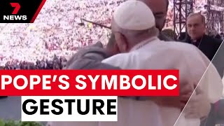 Pope's symbolic gesture | 7 News Australia