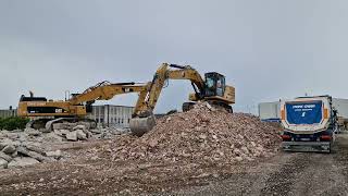 DEMOLICTION BY TRANS GHIAIA EXCAVATOR CATERPILLAR 345 \u0026 323 NEXT GENERACTION LOAD TRUCK