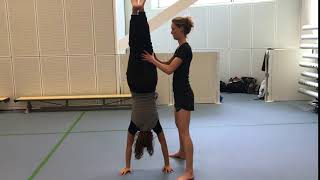 turnen hulpverlenen handstand vooraanzicht lisanne de jong