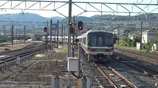 王寺駅を出発して大きくカーブしていく関西本線上り大和路快速221系