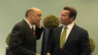 José Serra - aperto de mãos maçônico com Schwarzenegger.flv