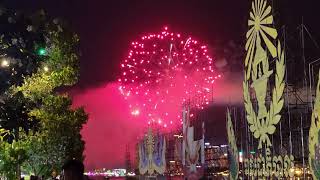 Fireworks in front of the royal palace ទិដ្ឋភាពបាញ់កាំជ្រួចនៅមុខព្រះបរមរាជវាំង