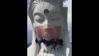 كمامة بوزن 35 كيلوغراما تغطي وجه تمثال عملاق في اليابان