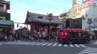 外国人観光客で大混雑している浅草の雷門前のスクランブル交差点の風景