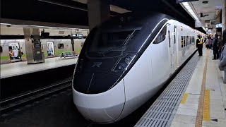 1127次基隆發車開往苗栗的銀綠色微笑號EMU900型十輛一編組EMU911區間車，408次樹林發車開往台東的超優質直達EMU3000型十二輛編組EMU3007皮蛋豆腐騰雲號紅色帶新城際自強號列車